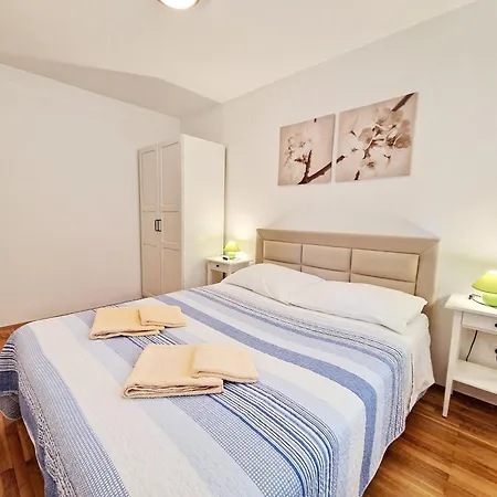 Apartmán With Parking Space - Krk - 19201 *